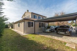 Prekrasna mediteranska vila s bazenom, natkrivenom vanjskom kuhinjom, nadstrešnicom za automobil na traženoj lokaciji ​, Poreč, House