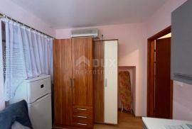 CRIKVENICA - Kuća sa 3 apartmana 200 m od mora, Crikvenica, House