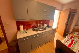 CRIKVENICA - Kuća sa 3 apartmana 200 m od mora, Crikvenica, House