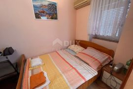 CRIKVENICA - Kuća sa 3 apartmana 200 m od mora, Crikvenica, House