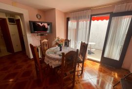 CRIKVENICA - Kuća sa 3 apartmana 200 m od mora, Crikvenica, House