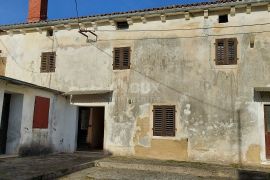 ISTRA, MARČANA Obiteljsko imanje za renovaciju s građevinskim zemljištem, Marčana, Haus