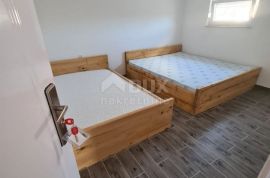 OTOK PAG - Etaža kuće s tri apartmana na 150 metara od mora, Pag, Haus