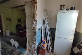 ISTRA, PULA Dva stana za renovaciju na traženoj lokaciji!, Pula, Famiglia