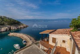 OTOK KRK, VRBNIK - Atraktivni kompleks kuća prvi red do mora, Vrbnik, Haus