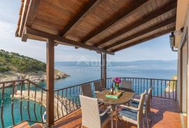 OTOK KRK, VRBNIK - Atraktivni kompleks kuća prvi red do mora, Vrbnik, Haus