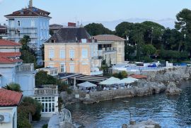 OPATIJA, LOVRAN - prvi red do mora, etaža u održavanoj povijesnoj vili s ulazom u more i vrtom, Lovran, Stan