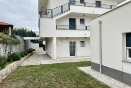 KOSTRENA - Moderna ekskluzivna novogradnja - stan u prizemlju s okućnicom 400m2, apartmanom 42m2 i garažom 100m2, Kostrena, شقة