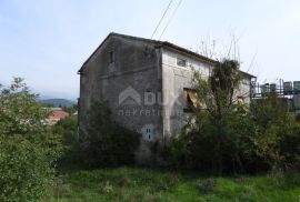 KUKULJANOVO, ČAVLE- starina 200m2 + građevinsko zemljište 2350m2 u industrijskoj zoni (namjena: trgovačka, zanatska, industrijska), Čavle, Σπίτι