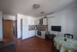 OTOK KRK, okolica Malinske - Kuća u nizu s dva apartmana, Malinska-Dubašnica, Maison