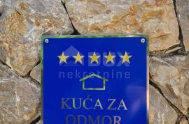 OTOK KRK - Mediteranska vila sa bazenom i velikom okućnicom, Dobrinj, Kuća