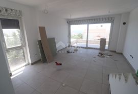 PAG, NOVALJA - Dvosobni apartman s bazenom u urbanoj vili, Novalja, Kвартира