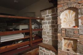 ISTRA, ROČ - Hostel - stambeno-poslovna zgrada 550 m2, Buzet, Haus