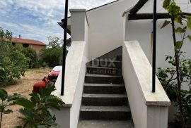 OTOK KRK, DOBRINJ (OKOLICA) -  Kuća sa 7 stambenih jedinica, Dobrinj, Casa