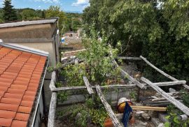 OTOK KRK, DOBRINJ (OKOLICA) -  Kuća sa 7 stambenih jedinica, Dobrinj, Casa