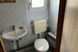 OTOK KRK, DOBRINJ (OKOLICA) -  Kuća sa 7 stambenih jedinica, Dobrinj, Casa