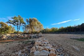 Otok Krk, Šilo -  Očišćeno, ravno poljoprivredno zemljište, buduće građevinsko, 600m do prekrasnih plaža, mora i supermarketa s pristupnim putem !, Dobrinj, Γη