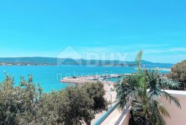 BIOGRAD, TURANJ - stan u potkrovlju na samoj plaži, Sveti Filip I Jakov, Apartamento