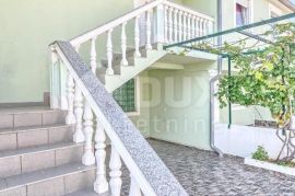 ISTRA, MEDULIN - Kuća s 2 apartmana, 100 m od plaže - POGLED NA MORE!!, Medulin, Kuća