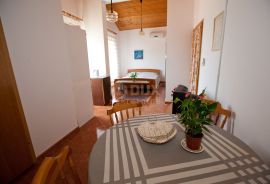 CRIKVENICA - Apartmanska kuća s bungalovom blizu centra, Crikvenica, Haus