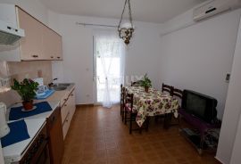 CRIKVENICA - Apartmanska kuća s bungalovom blizu centra, Crikvenica, Haus