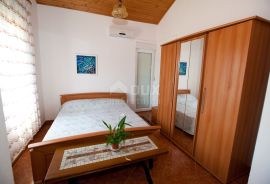 CRIKVENICA - Apartmanska kuća s bungalovom blizu centra, Crikvenica, Haus