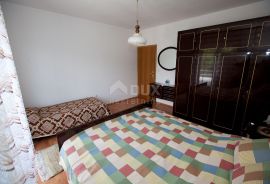 CRIKVENICA - Apartmanska kuća s bungalovom blizu centra, Crikvenica, Haus