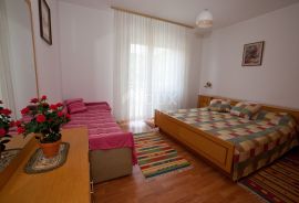 CRIKVENICA - Apartmanska kuća s bungalovom blizu centra, Crikvenica, Haus