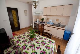 CRIKVENICA - Apartmanska kuća s bungalovom blizu centra, Crikvenica, Haus