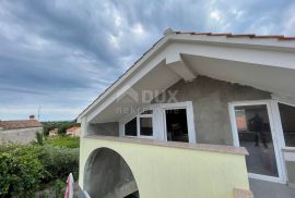 ISTRA, LIŽNJAN- Kuća sa četiri stana i pogledom na more!, Ližnjan, House