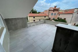 ISTRA, LIŽNJAN- Kuća sa četiri stana i pogledom na more!, Ližnjan, House