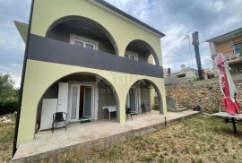 ISTRA, LIŽNJAN- Kuća sa četiri stana i pogledom na more!, Ližnjan, House