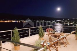 OTOK PAG, GRAD PAG - Apartmanska vila prvi red do mora, Pag, Maison