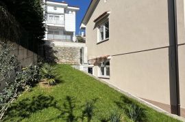 OPATIJA, IČIĆI - kuća od 240m2 na odličnoj poziciji s bazenom i pogledom na more, Opatija - Okolica, Haus