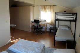 ISTRA - MEDULIN, kuća s više apartmana i bazenom 300 m od mora, Medulin, Ev