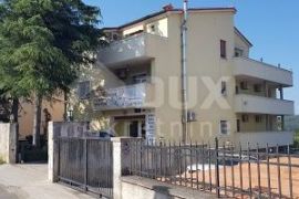 ISTRA - MEDULIN, kuća s više apartmana i bazenom 300 m od mora, Medulin, Ev