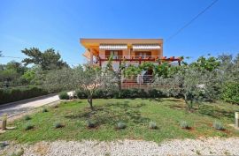 ZADAR, SUKOŠAN - Apartmanska kuća 150m od mora, Sukošan, Maison