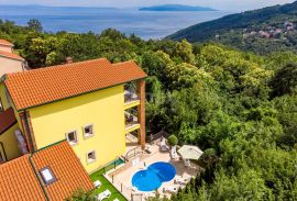 OPATIJA, BREGI - Vila novogradnja u mediteranskom stilu s dvije stambene jedinice, bazenom, gostinjskom kućom, tavernom i dječjim igralištem, Matulji, Casa