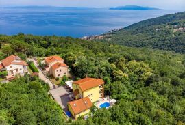 OPATIJA, BREGI - Vila novogradnja u mediteranskom stilu s dvije stambene jedinice, bazenom, gostinjskom kućom, tavernom i dječjim igralištem, Matulji, Casa