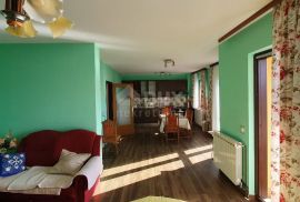 ISTRA, POREČ - Apartmanska kuća s pet stambenih jedinica i s puno potencijala, Poreč, Дом