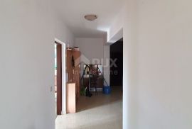 ISTRA, POREČ - Apartmanska kuća s pet stambenih jedinica i s puno potencijala, Poreč, Дом