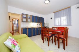 PIROVAC - Apartmanska kuća, Pirovac, Ev