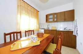 PIROVAC - Apartmanska kuća, Pirovac, Ev