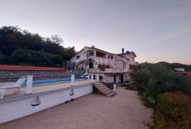 OPATIJA, VEPRINAC - vila 1000m2 s pogledom na more, 6 apartmana i bazenom + okoliš 1000m2, Opatija - Okolica, Ev