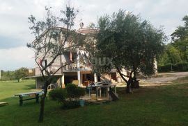 ISTRA, UMAG - Apartmanska kuća s 3 apartmana te velikom okućnicom u T2 zoni, Umag, House