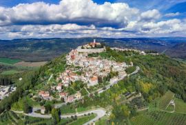 ISTRA, KAROJBA - Kuća s velikom okućnicom i pogledom, Karojba, House