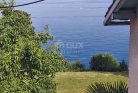 OPATIJA, MEDVEJA - kuća 85m2 + okoliš 280m2 - 1. RED DO MORA!, Lovran, بيت