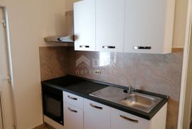 ISTRA, PULA - Velika obiteljska kuća s 2 apartmana, konobom i garažom, Medulin, Haus