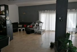 ISTRA, PULA - Velika obiteljska kuća s 2 apartmana, konobom i garažom, Medulin, Haus