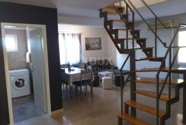 ISTRA, PULA - Velika obiteljska kuća s 2 apartmana, konobom i garažom, Medulin, Haus